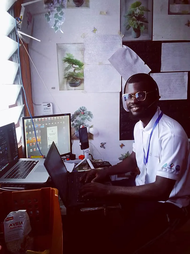 Lelo Maurice en train de coder à son poste de travail